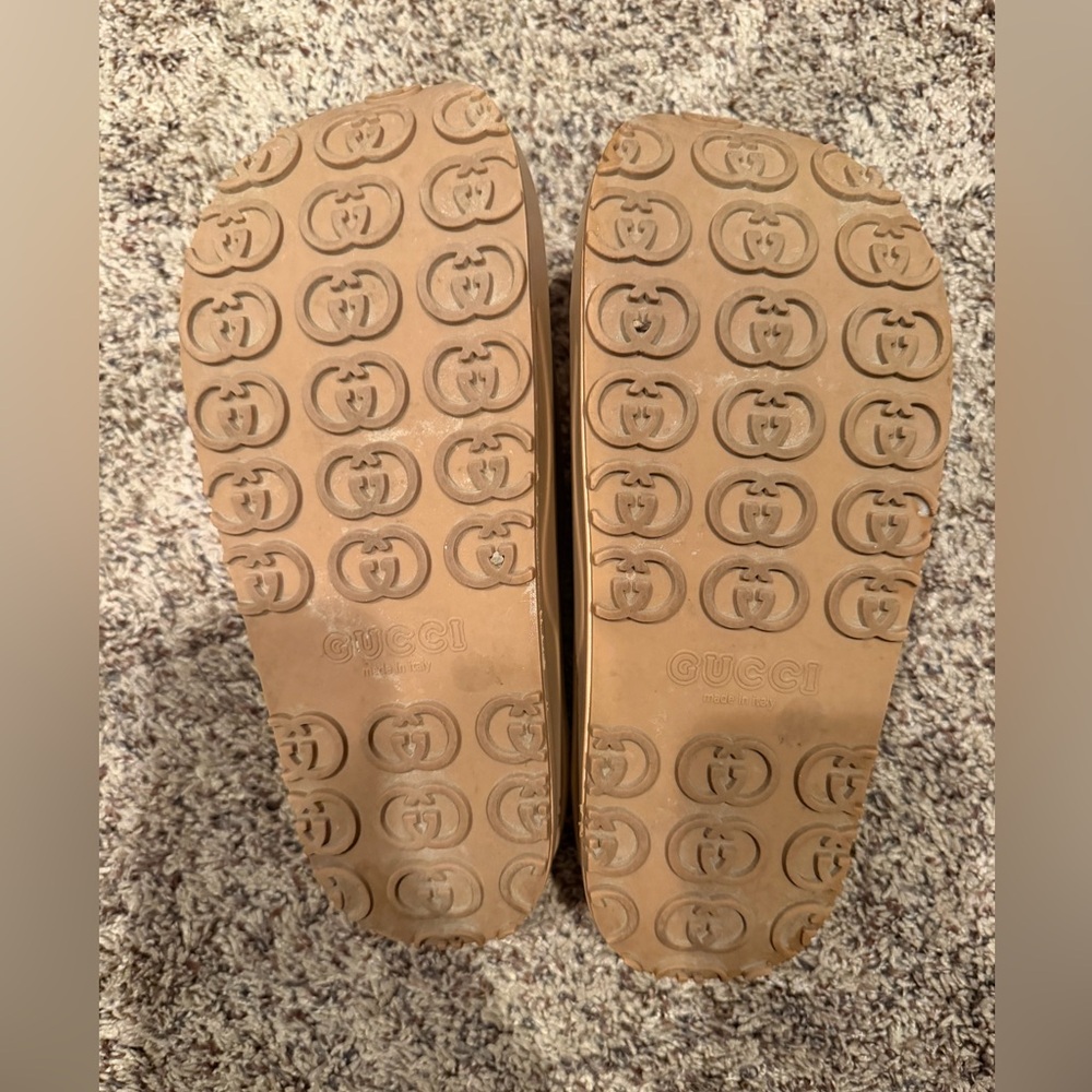 Interlocking Logo Platform Rubber Slides. - image 3